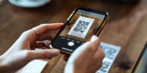 علماء فيزياء ألمان يبتكرون أصغر «QR code» في العالم - في المدرج