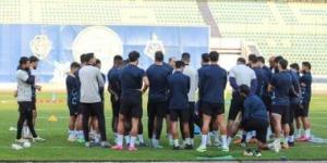 على ماهر يجتمع بلاعبى المصرى قبل انطلاق التدريبات استعداداً للزمالك - في المدرج