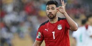 تريزيجيه يرتدي شارة قيادة منتخب مصر لكرة القدم أمام بوتسوانا - في المدرج