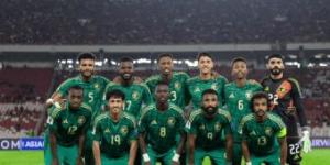 جماهير المنتخب السعودي تفتح النار على حكم مباراة إندونيسيا - في المدرج