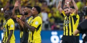 شاهد | نجم هوليوود يحتفل مع لاعبي الاتحاد بالفوز على النصر - في المدرج