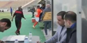 أول تعليق من مدرب المنصورة بعد الاعتداء عليه من لاعب الفريق.. فيديو - في المدرج