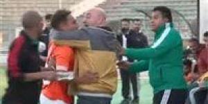 عاجل.. أول تعليق من مدرب المنصورة بعد اعتداء لاعب الفريق عليه بسبب استبداله