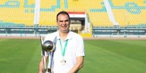 عبد الحميد بسيونى هداف الفراعنة والزمالك السابق يحتفل بعيد ميلاده الـ"52" - في المدرج