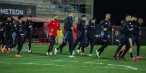 كولر يناقش مع معاونيه برنامج الأهلى لمواجهة شباب بلوزداد فى دورى الأبطال - في المدرج