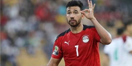 تريزيجيه يرتدي شارة قيادة منتخب مصر لكرة القدم أمام بوتسوانا - في المدرج