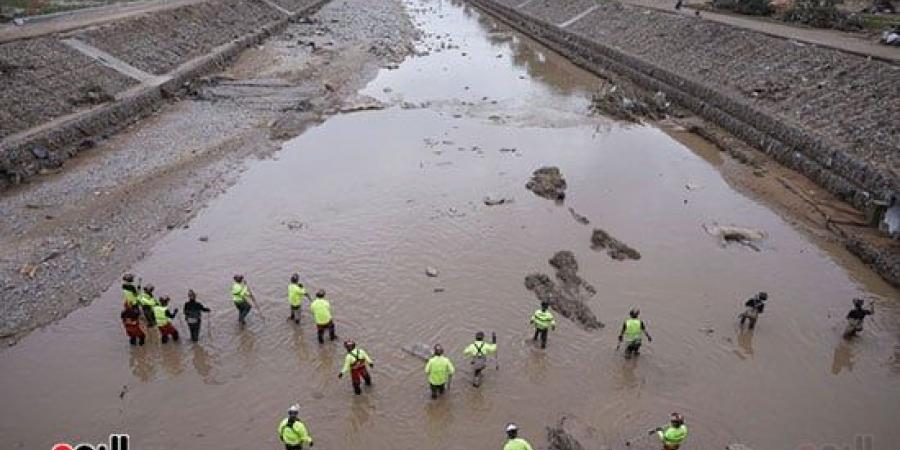 محاولات لإعادة الحياة فى بلدات وشوارع فالنسيا نتيجة الفيضانات العارمة - في المدرج