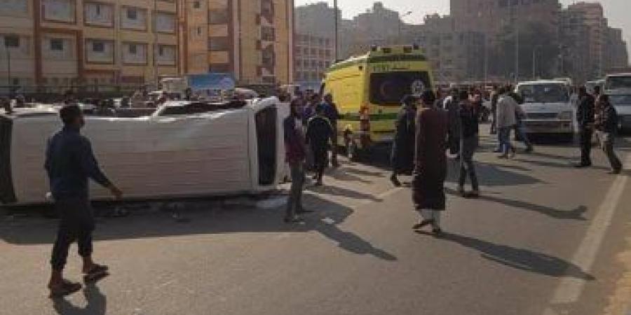 مصرع 3 أشخاص وإصابة 4 آخرين إثر انقلاب ميكروباص فى منشأة القناطر - في المدرج