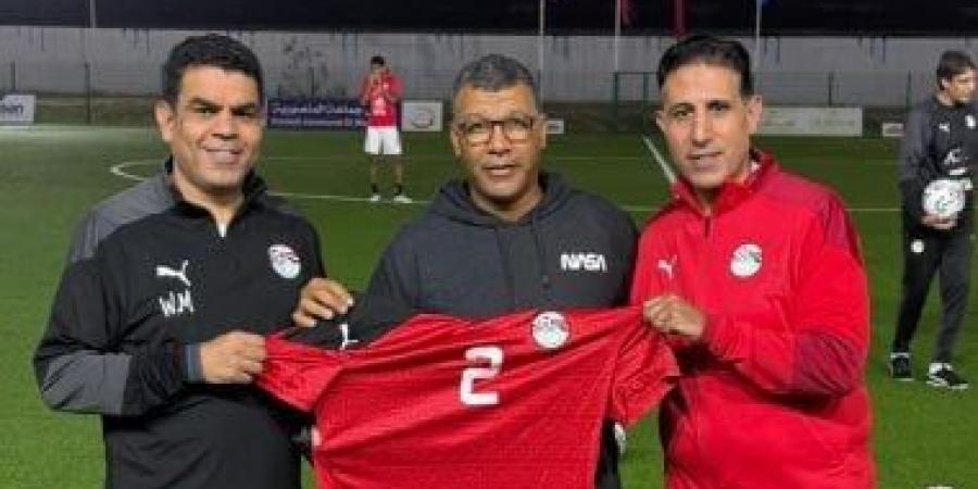 إيهاب الكومى يُهدى قميص منتخب مصر إلى حميد رياض - في المدرج