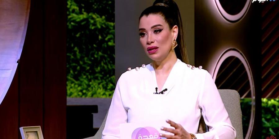 مروة صبري تدافع عن أسماء جلال: فيها ايه اتحجبت وقلعت ؟.. هي حرة