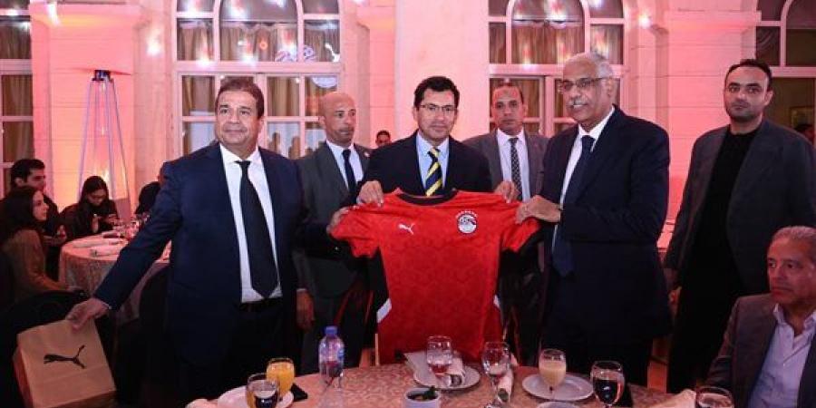 وزير الرياضة: قميص منتخب مصر الجديد يجمع بين الأصالة والحداثة - في المدرج