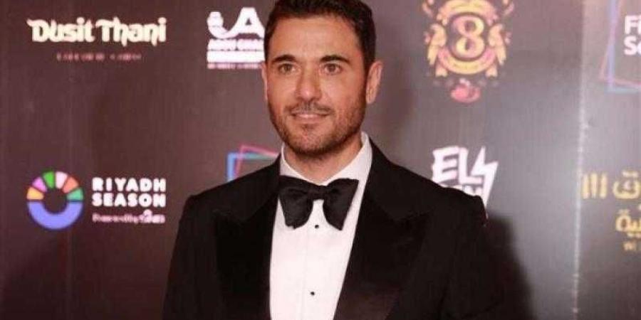 أحمد عز يهدي تكريمه بمهرجان القاهرة السينمائي للزعيم عادل إمام