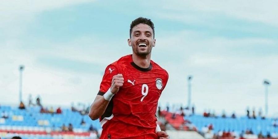 زيزو يدعم طاهر محمد طاهر بعد تسجيله هدفًا مع منتخب مصر - في المدرج