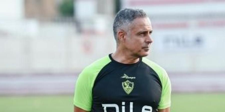 مدرب الزمالك غوميز يعقد جلسة مع مهاجم الفريق - في المدرج