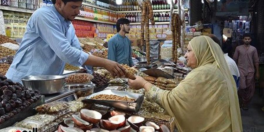 إقبال كبير على شراء الفواكه المجففة والمكسرات فى باكستان مع بداية الشتاء - في المدرج