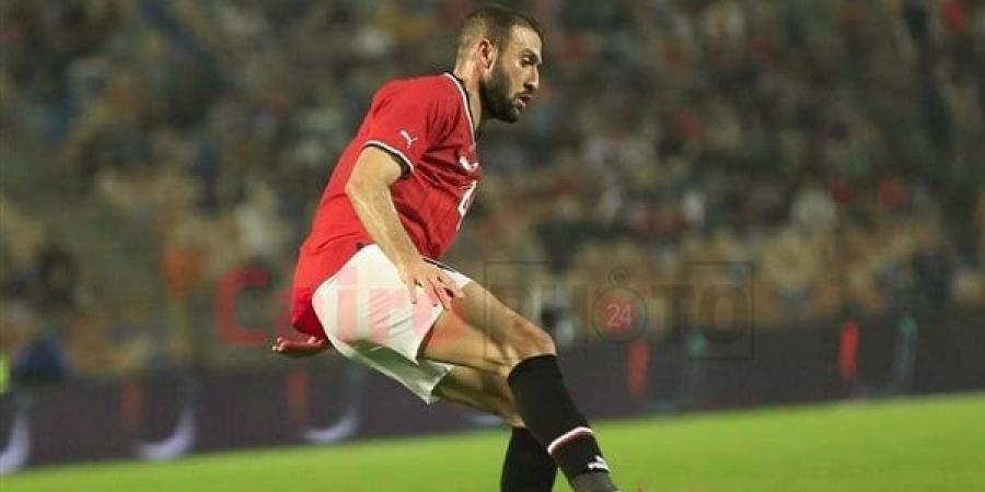 عمر كمال ينتظر إشارة حسام حسن لقيادة الجبهة اليمنى لمنتخب مصر أمام بوتسوانا - في المدرج