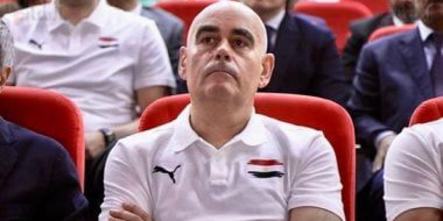 المدير الفنى لمنتخب اليد يحضر مباراة الأهلى والزمالك فى دورى المحترفين - في المدرج