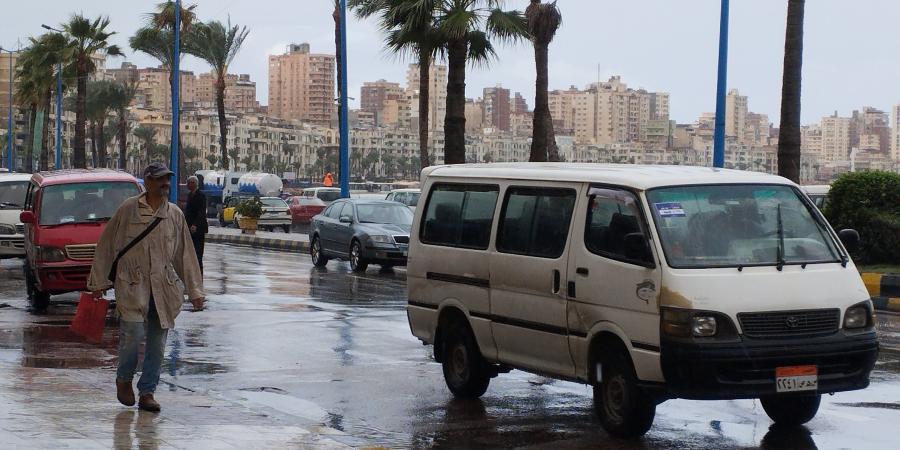 أمطار غزيرة وارتفاع أمواج.. نوة المكنسة تغسل شوارع الإسكندرية - في المدرج