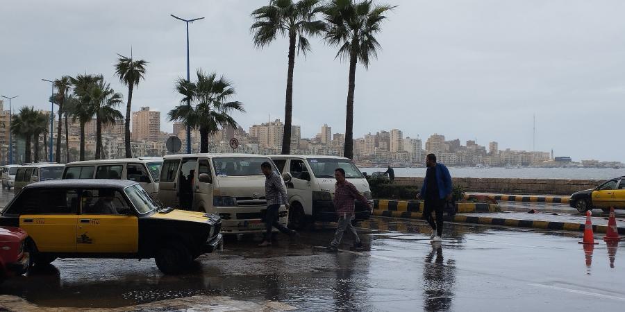 أمطار غزيرة وارتفاع أمواج.. نوة المكنسة تغسل شوارع الإسكندرية - في المدرج