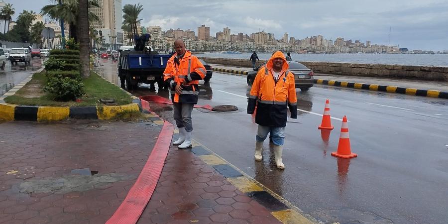 أمطار غزيرة وارتفاع أمواج.. نوة المكنسة تغسل شوارع الإسكندرية - في المدرج