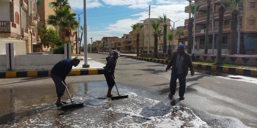 الميه مغرقة الشوارع.. عمليات كسح مياه الأمطار وتطهير بيارات الصرف الصحي بمصيف بلطيم