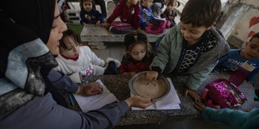 إرادة رغم القصف.. أطفال غزة يتلقون دروسهم على أطلال المدارس - في المدرج