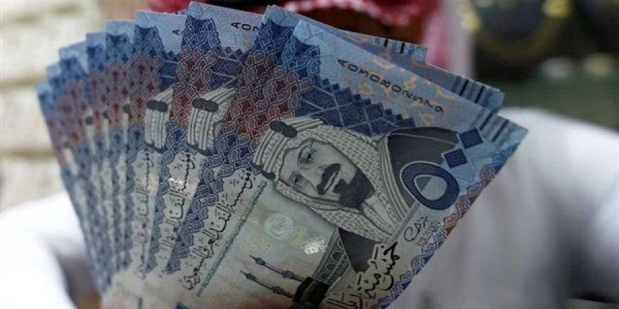 سعر الريال السعودي اليوم الثلاثاء في البنوك قبل يومين من تحديد الفائدة - في المدرج