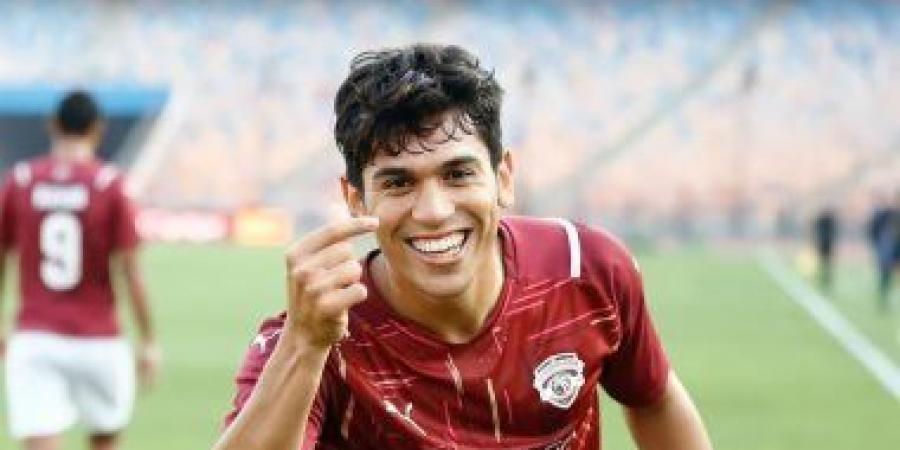 محمد شكرى ينهى برنامجه التأهيلى في الإمارات للتعافى من الرباط الصليبى - في المدرج