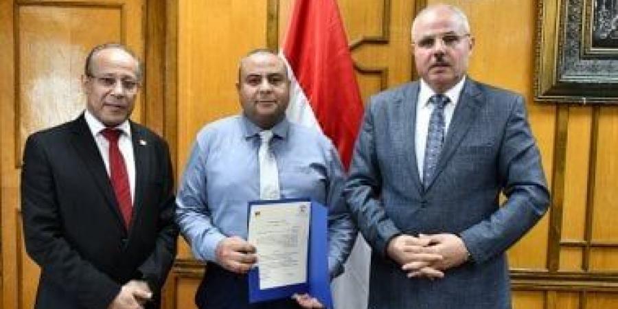 جامعة قناة السويس تكلف الدكتور إبراهيم مجدى بالإشراف على المدن الجامعية - في المدرج