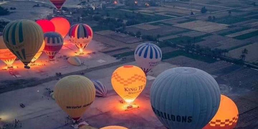 تشغيل البالون الطائر بمنطقة انطلاقه في البر الغربي بالأقصر