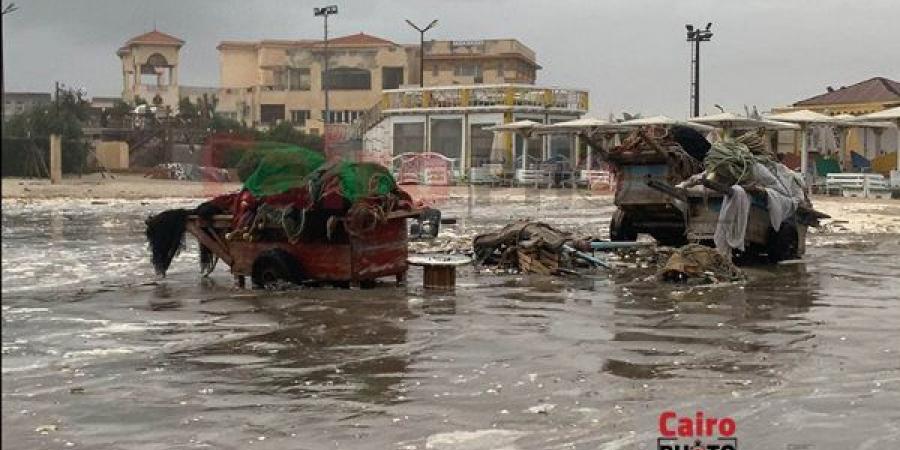 البحر خرج 50 مترًا وخسائر بالملايين.. الأمواج تغرق كافيتريات شاطئ بورسعيد تزامنا مع المنخفض الجوي| بث مباشر - في المدرج