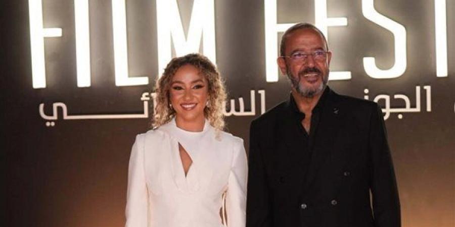 أشرف عبدالباقى يروج لفيلم "مين يصدق": "مش قلقانين على نفسكم"