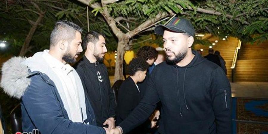 نجوم الفن والرياضة فى عزاء والد زوجة حمادة هلال - في المدرج