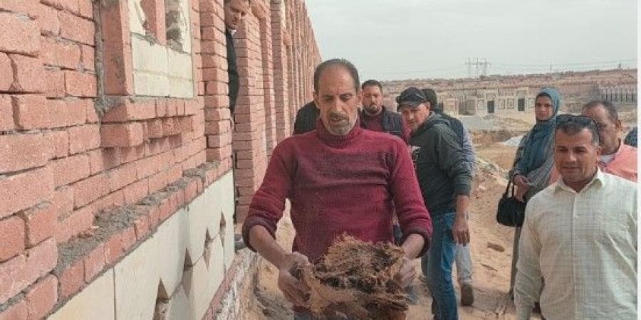 محافظ القليوبية: الصور المتداولة بمقابر الخانكة "ليف" نخل وليست رفات موتى