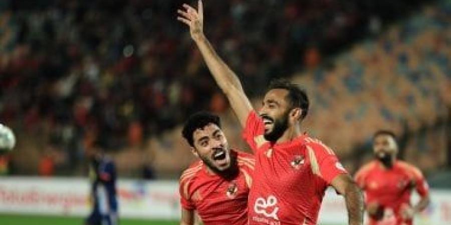 بيرسي تاو وكهربا والشحات فى هجوم الأهلي أمام البنك بالدوري - في المدرج