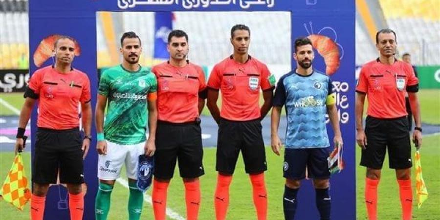 أمين عمر حكمًا لمباراة المصري وبيراميدز - في المدرج