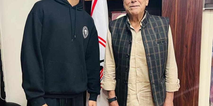 أحمد رفاعى يعلن تجديد عقده مع نادى الزمالك.. صور - في المدرج