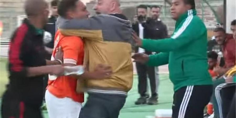 فيديو | في مشهد غريب.. لاعب المنصورة يعتدي على المدير الفني في دوري الدرجة الثانية