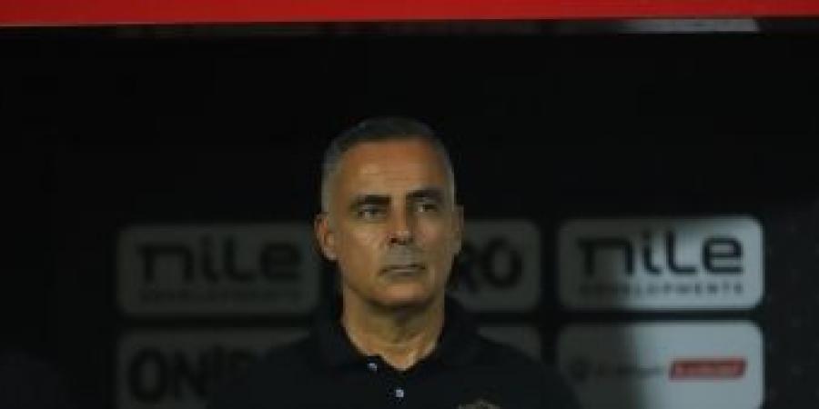 غوميز يودّع لاعبي الزمالك قبل الرحيل إلى الفتح - في المدرج