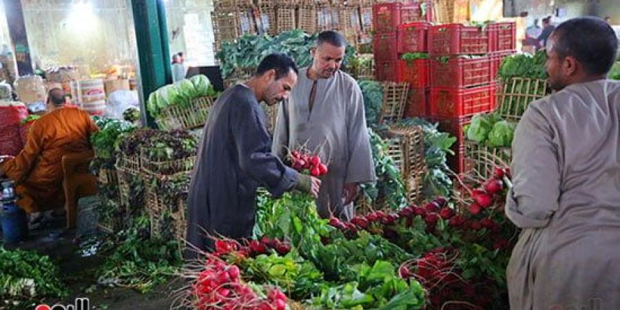 خير أرضك يا مصر.. انخفاض كبير فى أسعار الخضراوات والفاكهة بسوق العبور - في المدرج