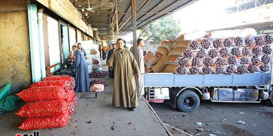 خير أرضك يا مصر.. انخفاض كبير فى أسعار الخضراوات والفاكهة بسوق العبور - في المدرج