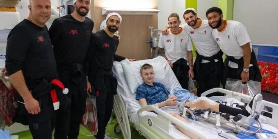 محمد صلاح يزور مستشفى للأطفال في ليفربول بملابس بابا نويل (صور)