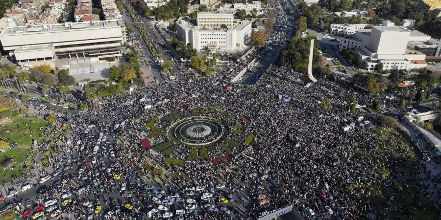 السوريون يحتفلون بتحقيق حلم «ساحة الأمويين» بعد 13 عاماً - في المدرج