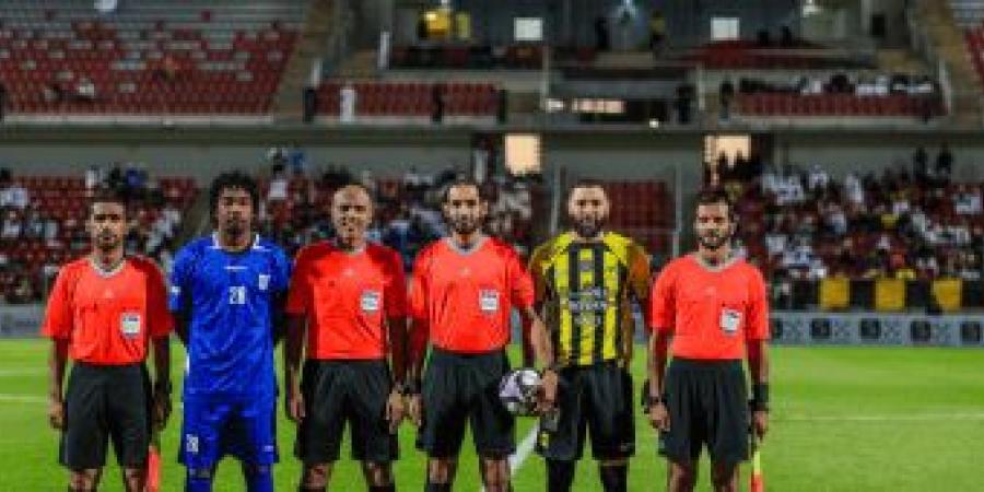 تفاعل تاريخي يجذب الأنظار في مباراة الاتحاد والنصر العماني - في المدرج