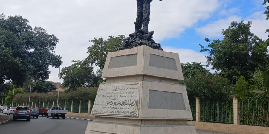 صنعه فدائى من شظايا القنابل الإسرائيلية.. حكاية تمثال الصمود فى الإسماعيلية - في المدرج