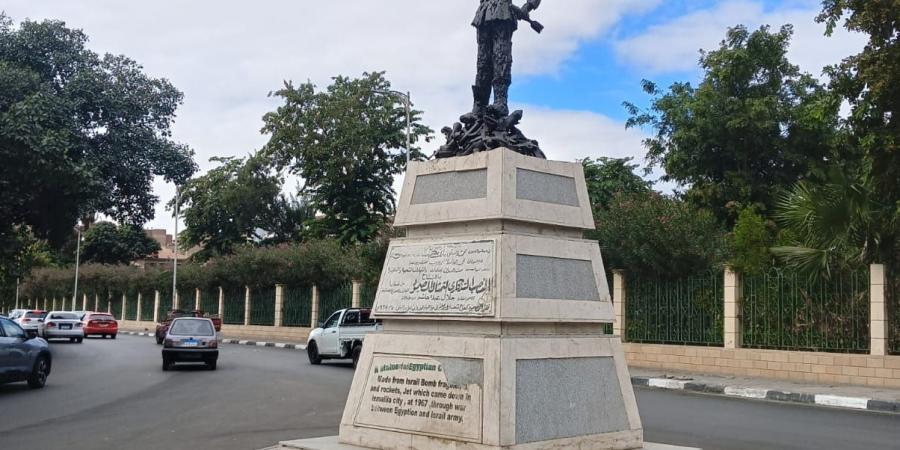 صنعه فدائى من شظايا القنابل الإسرائيلية.. حكاية تمثال الصمود فى الإسماعيلية - في المدرج