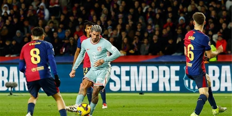 فيديو | أتلتيكو مدريد يهزم برشلونة بثنائية تاريخية ويتصدر الدوري الإسباني