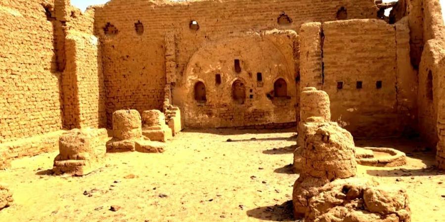 حكاية أطلال المدينة المقدسة بالوادى الجديد وفرار الرهبان الأقباط من بطش الرومان منذ 1800 سنة - في المدرج