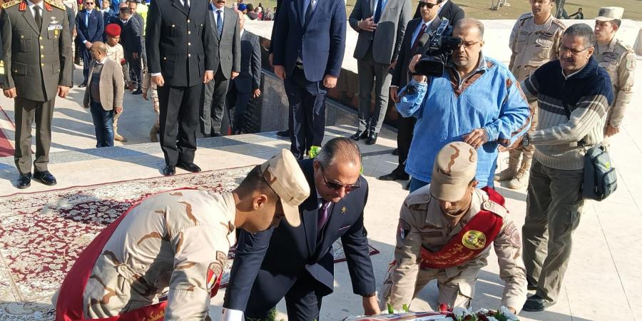 احتفالا بالعيد القومى الـ68 .. محافظ بورسعيد يضع إكليلا من الزهور على النصب التذكاري بميدان الشهداء