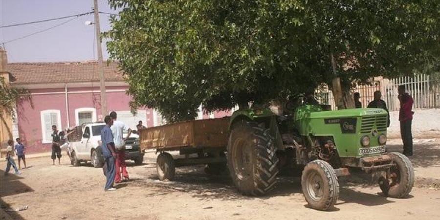 كان بيعدي الطريق.. مصرع شخص دهسا أسفل عجلات جرار زراعي في الفيوم - في المدرج